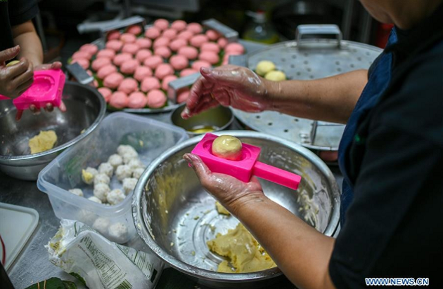 Bánh được vo viên bằng tay, sau đó người làm bánh sẽ ấn vào một chiếc khuôn sẵn. Chiếc bánh in hoa văn hoạ tiết gắn liền với bản sắc dân địa phương.