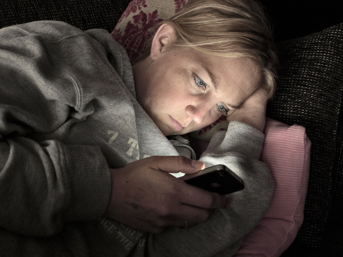 Dùng điện thoại trước khi đi ngủ  Các nghiên cứu đã chỉ ra rằng dùng thiết bị điện tử trước khi đi ngủ gây ảnh hưởng đến thời lượng và chất lượng giấc ngủ. Đây là một trong những lý do khiến bạn mệt mỏi vào ngày hôm sau, dễ bị căng thẳng, giảm khả năng tập trung và tăng cân không kiểm soát. 