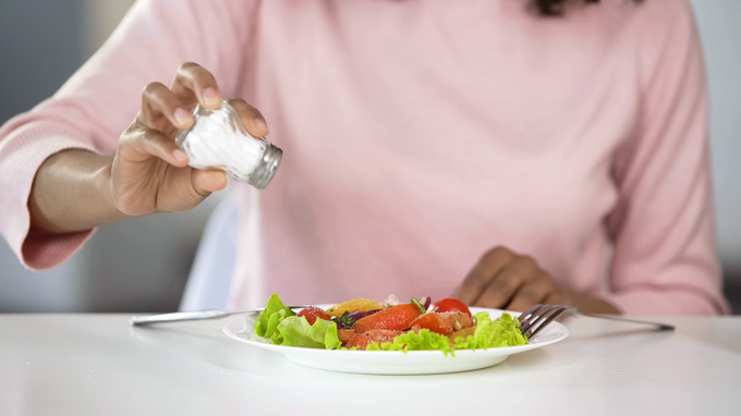 Ăn quá mặn  Muối có thể làm tăng hương vị cho món ăn nhưng không hề tốt cho sức khoẻ. Tiêu thụ quá nhiều muối làm tăng nguy cơ mắc các bệnh tim mạch, huyết áp cao, ung thư dạ dày và gây hại cho thận.