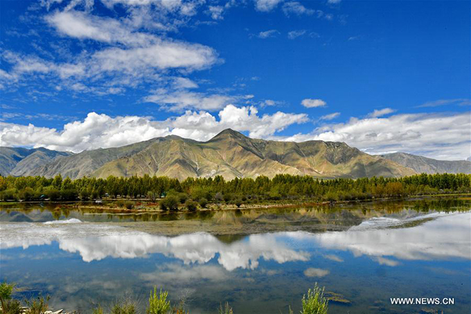 Hồ sinh thái Kim Sắc hay hồ Vàng ở huyện Dagze, thành phố Lhasa, khu tự trị Tây Tạng là một trong những danh thắng đẹp nổi tiếng ở phía Bắc Trung Quốc. Tên của hồ có nghĩa là "màu vàng", nhằm ca ngợi khung cảnh hồ vào mùa thu in bóng những rặng cây vàng rực, lãng mạn như tranh.