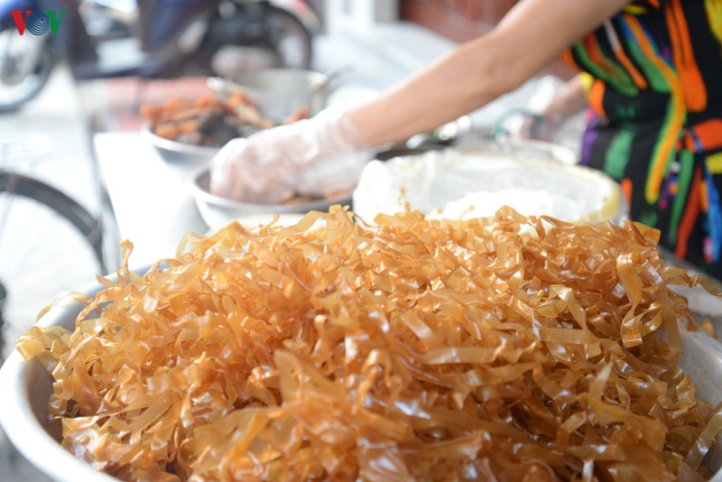 Bánh đa được sử dụng là bánh đa ở làng Lộ Cương – một trong những làng nghề nổi tiếng có nguồn gốc từ lâu đời ở phường Tứ Minh, thành phố Hải Dương.