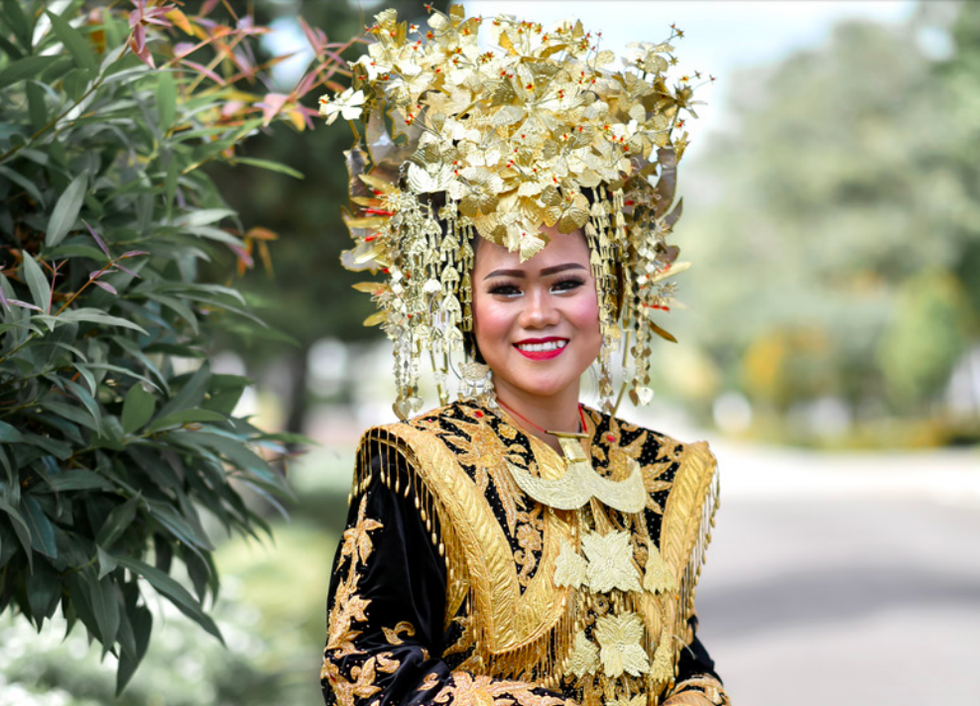 Nguyễn Thị Hậu, giáo viên tiếng Anh 27 tuổi đến từ Hà Nội, mặc trang phục truyền thống Indonesia trong khuôn khổ chương trình Học bổng Nghệ thuật và Văn hóa Indonesia năm 2019 - Ảnh: NVCC
