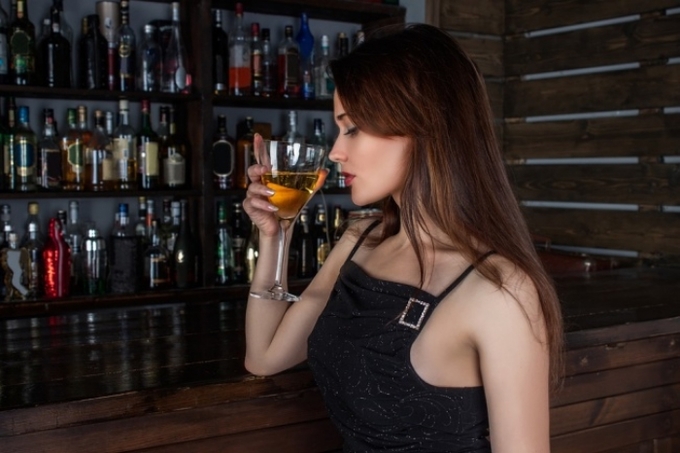 Sức đề kháng thấp với đồ uống có cồn  Đồ uống có cồn là thức uống nguy hiểm với phụ nữ bởi sức đề kháng thấp với alcohol có thể gây ra các bệnh lý về gan hay tổn thương chức năng não.