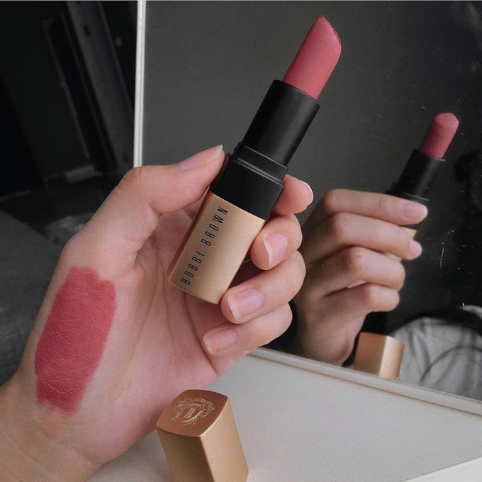 Bobbi Brown Luxe Matte màu hồng đất Boss Pink được Thanh Tú đánh giá là lên màu rất xinh và tôn da: "Nhưng điểm trừ quá lớn khiến mình chuẩn bị từ bỏ em nó là làm môi bị thâm". Nếu trót phải lòng tông màu này của Bobbi Brown bạn có thể hạn chế nhược điểm bằng cách thoa son dưỡng trước và nên sử dụng mặt nạ môi sau khi tẩy trang.  Giá tham khảo: 950.000 đồng 