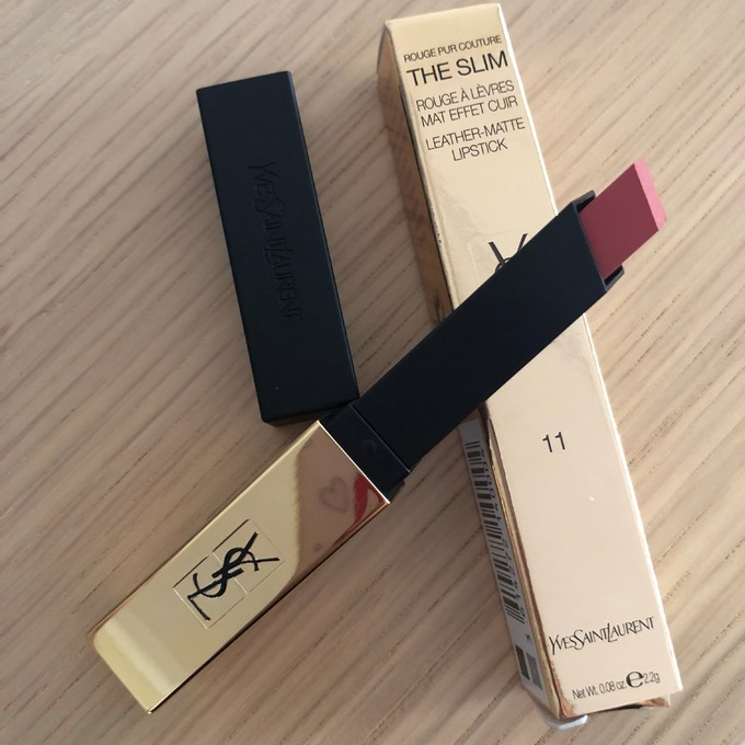 Mã màu 11 - Ambiguous Beige của YSL Rouge Pur Couture The Slim khá được lòng Thanh Tú thời gian gần đây. Sản phẩm có thiết kế hình vuông, mảnh với lớp vỏ màu vàng kim sang chảnh. Chất son nhẹ, mềm môi và có khả năng giữ màu được đánh giá cao. Giá tham khảo: 950.000 đồng