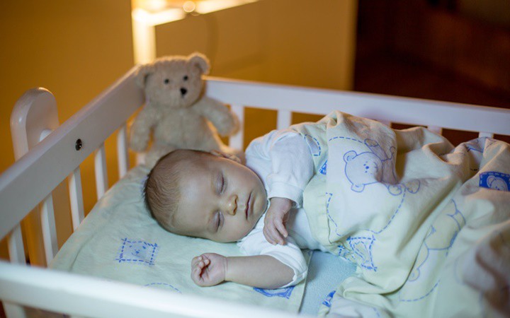Tập thói quen “tắt đèn đi ngủ” cho bé. Bố mẹ có thể lắp bộ chỉnh sáng cho đèn phòng ngủ và tập cho bé giờ giấc sinh hoạt.