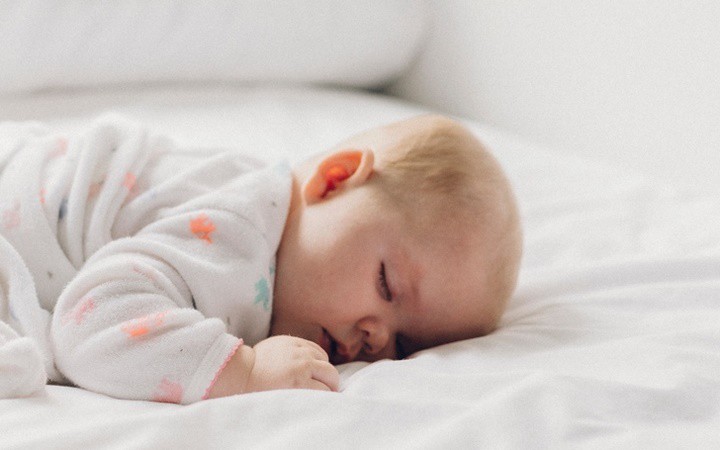 Điều tối kỵ là không đánh thức bé khi đang ngủ vì nó sẽ tạo thành thói quen ngủ dở giấc. Nhưng trong trường hợp bé ngủ quá giờ hoặc để lỡ bữa ăn quá lâu, thì cha mẹ vẫn nên đánh thức bé dậy.
