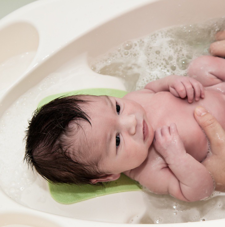 Tắm nước ấm trước khi đi ngủ cũng là một cách giúp bé ngủ ngon. Thay bỉm, rửa nước ấm sẽ giúp bé vô cùng thoải mái. Đây cũng sẽ trở thành thói quen của bé, để bé ngủ ngon giấc hơn vào ban đêm.
