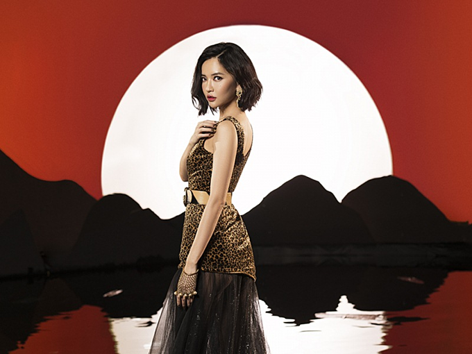 Không kém cạnh các đàn em, ca sĩ Bích Phương mặc váy da báo mix thắt lưng to bản, đính đuôi xuyên thấu trong MV mới ra mắt.