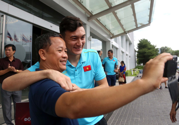 Trợ lý Lê Huy Khoa selfie cùng Văn Lâm trước khi chia tay - Ảnh: N.K.