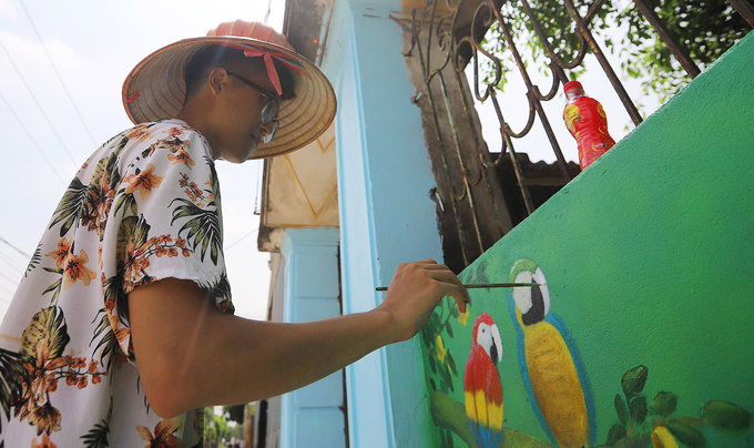 Cách đây 6 tháng, nhóm họa sĩ trẻ gồm 7 sinh viên, đến từ một số trường đại học ở Hà Nội đã tình nguyện trang trí Chử Xá thành làng bích họa. Hơn 20 bức tranh được vẽ lên những bức tường quanh Chử Xá, tạo nên diện mạo mới cho ngôi làng cổ này.