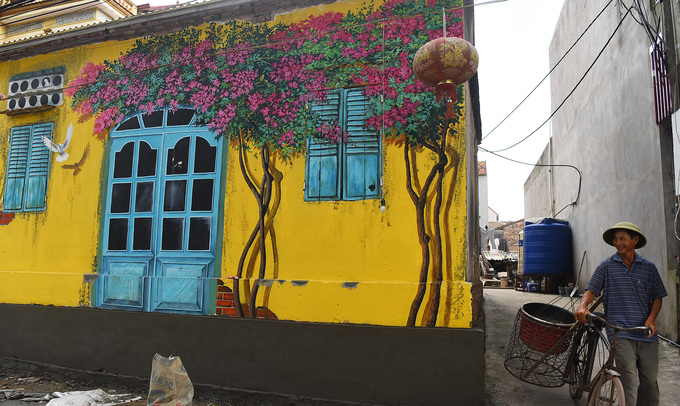 Người dân địa phương cho hay họ rất ủng hộ việc vẽ tranh lên tường nhà bởi làng đẹp hơn và hy vọng thu hút nhiều khách tham quan.