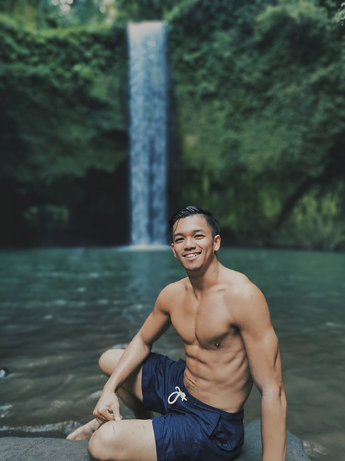 Trọng Hiếu khoe body 6 múi bên thác nước và cho biết: "Chỗ thiên niên đẹp và thoải mái thế này Hiếu chỉ ước được tắm nude".