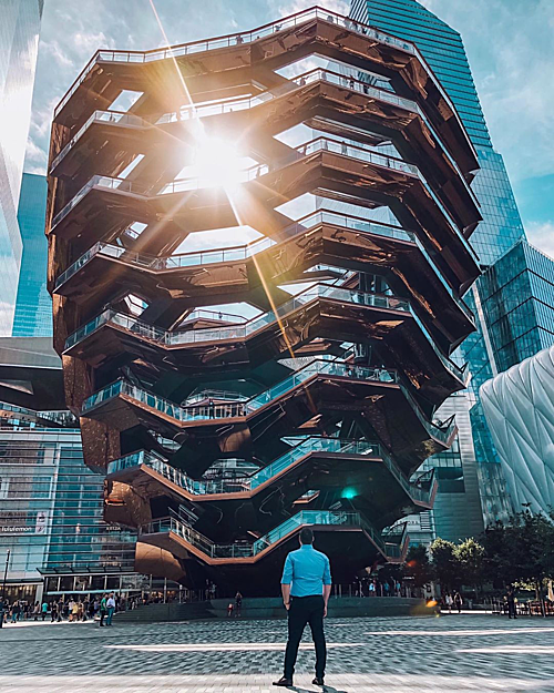 Tòa nhà The Vessel (tên gọi khác là Hudson Yards Staircase) nằm tại quận Manhattan, New York (Mỹ) được khánh thành tháng 3 năm nay và nhanh chóng trở thành địa điểm check in hot nhất nhì thành phố. Công trình còn được ví là "tháp Eiffel của New York" vì lượng khách khổng lồ tới đây chụp ảnh mỗi ngày.