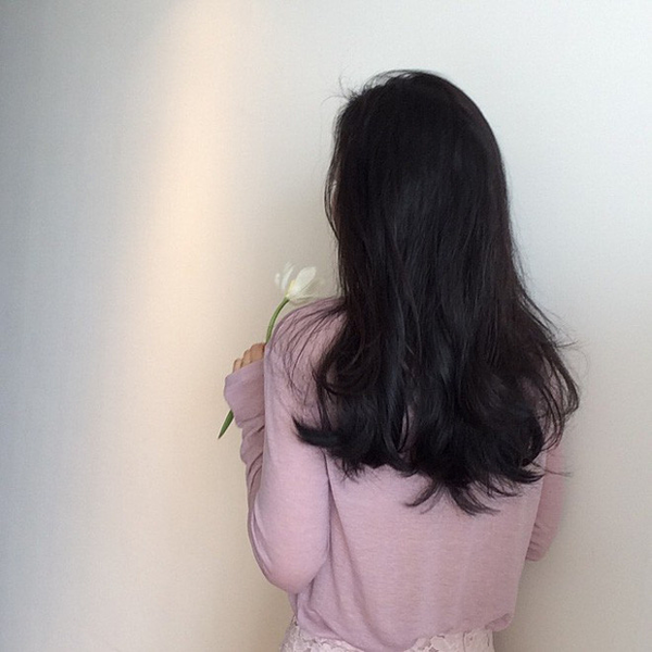 Bạn có thể làm điệu cho mái tóc đen dài bằng cách uốn xoăn nhẹ ở đuôi tóc.
