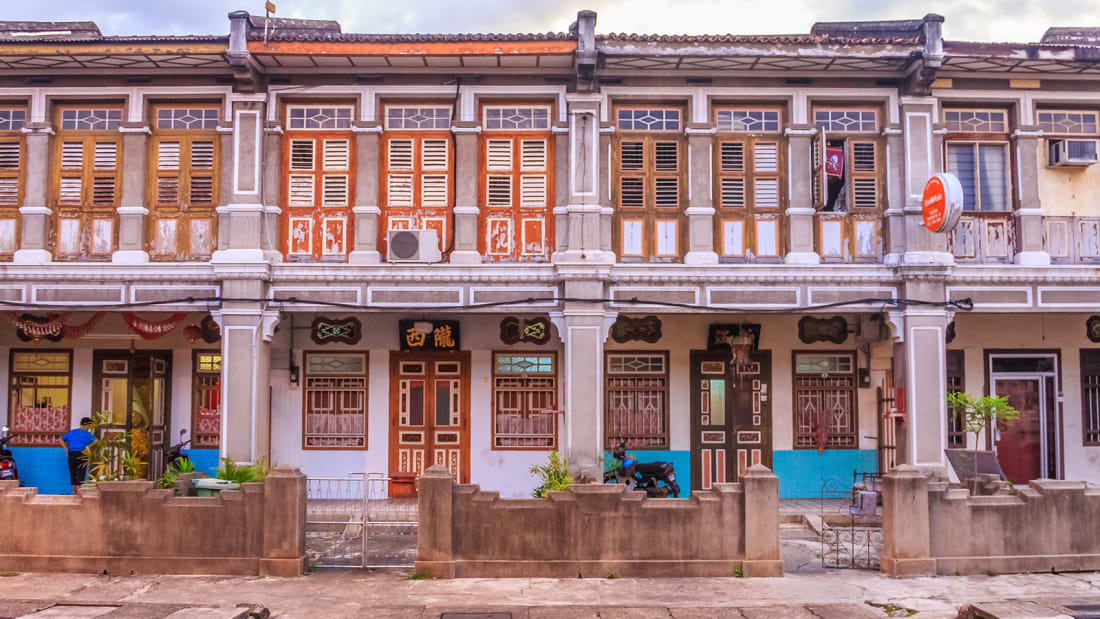George Town (Malaysia) là nơi giao nhau của 4 nền văn hóa: Malaysia, Trung Quốc, Ấn Độ và châu Âu. Những dãy nhà nhiều màu sắc của người Peranakan bảo tồn hơn 500 năm ngay trung tâm thị trấn hút du khách, được UNESCO công nhận di sản văn hóa thế giới. Khu gần bến tàu là dãy nhà tài chính xây theo kiểu Âu do ảnh hưởng văn hóa châu Âu thời còn là thuộc địa của Anh. Khách du lịch thường thuê xe đạp chạy quanh phố cổ ngắm cảnh, săn "đặc sản" tranh tường của thị trấn.