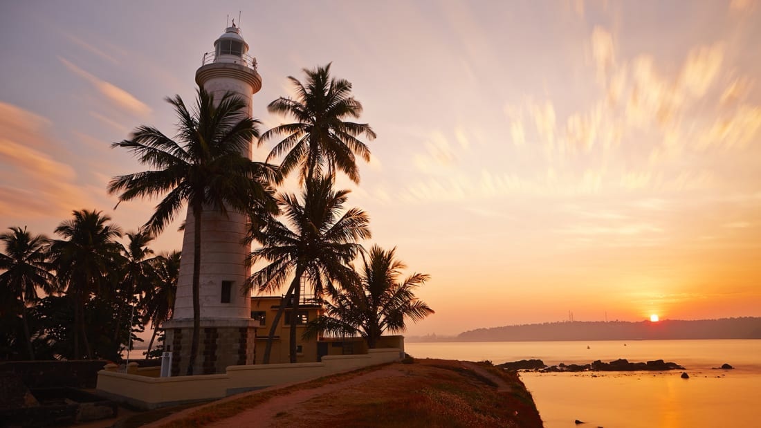 Galle Port từng trải qua 3 thời kỳ thuộc địa của Bồ Đào Nha, Hà Lan và Anh nên mang đậm không khí lịch sử. Ngày nay, nhiều nhà kho và nhà buôn cũ đã chuyển thành bảo tàng, khách sạn, nhà hàng và quán bar hút du khách. Sau khi khám phá "thị trấn thuộc địa", du khách chơi lướt sóng, thám hiểm, lặn biển, ngắm cá voi hoặc đơn giản là dạo chơi ở bãi biển Unawatuna xinh đẹp.