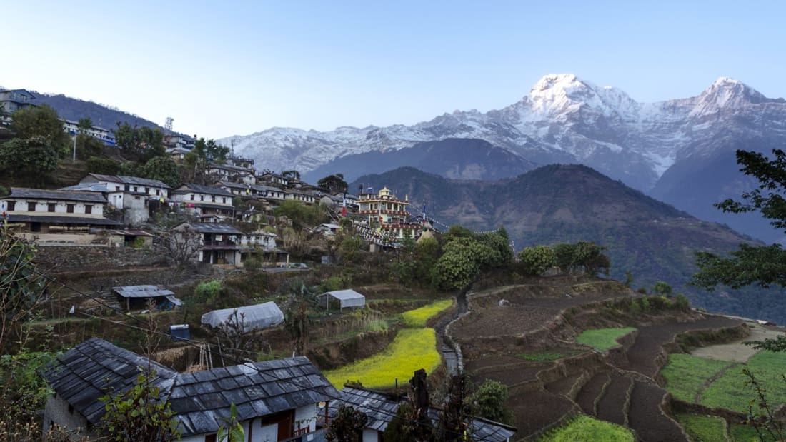 Ghandruk còn được gọi là làng Đá của Nepal, nằm ở độ cao hơn 2.000 m so với mực nước biển. Trong làng có nhiều quán trà, ngôi đền trên đỉnh núi. Du khách chỉ có thể đi bộ tham quan để hòa mình vào bầu không khí truyền thống và chiêm ngưỡng phong cảnh của dãy núi Himalaya.