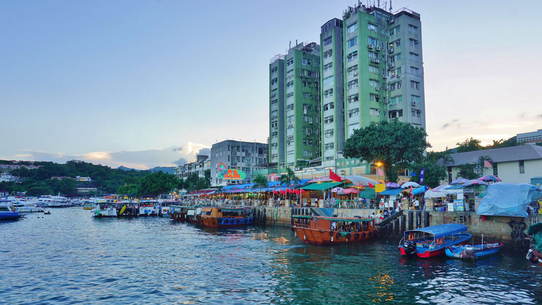 Trái với khung cảnh nhà cao tầng và giao thông dày đặc, Sai Kung được xem như "lá phổi xanh" của Hong Kong, có núi nhấp nhô, hòn đảo xanh tươi và ngôi làng nhỏ ven biển. Không còn sự hối hả, mà chỉ có những chiếc thuyền câu cá đầy màu sắc neo đậu bên bến cảng, tiệm bánh bình dân và nhịp sống nhàn nhã khiến du khách cảm thấy thoải mái khi đến đây.