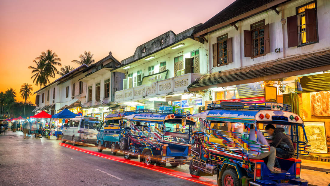 Luang Prabang được xem như "thủ đô" văn hóa và nghệ thuật của Lào. Nhà cửa xây theo kiến trúc đan xen hài hòa giữa châu Âu và Lào trong thời kỳ thuộc địa Pháp, tạo nên một thị trấn khác biệt. Bao quanh là nhiều điểm tham quan thiên nhiên đẹp như thác nước ba tầng Kuang Si, núi Phousi - nơi bạn có thể ngắm toàn cảnh nông thôn... Cuộc sống ở đây chậm hơn so với những nơi khác, thích hợp với người thích đi bụi nhiều ngày.