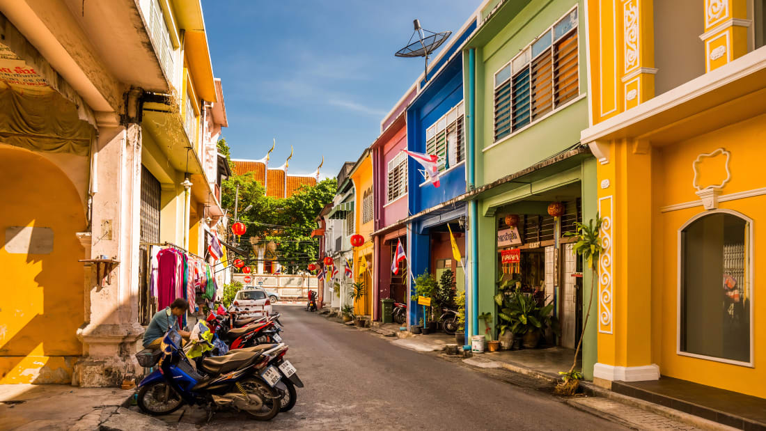 Không chỉ nổi tiếng là điểm nghỉ mát lý tưởng ở Thái Lan, khu phố cổ nằm ngay trung tâm Phuket còn hút khách với những dãy nhà đầy màu sắc sặc sỡ được xây dựng từ thế kỷ 18-19. Đây cũng là nơi mà nhiều fashionista cho ra những bộ ảnh "chất lừ". Đồng thời, dạo quanh phố, bạn có thể bắt gặp đủ tiệm chuyên món Thái.