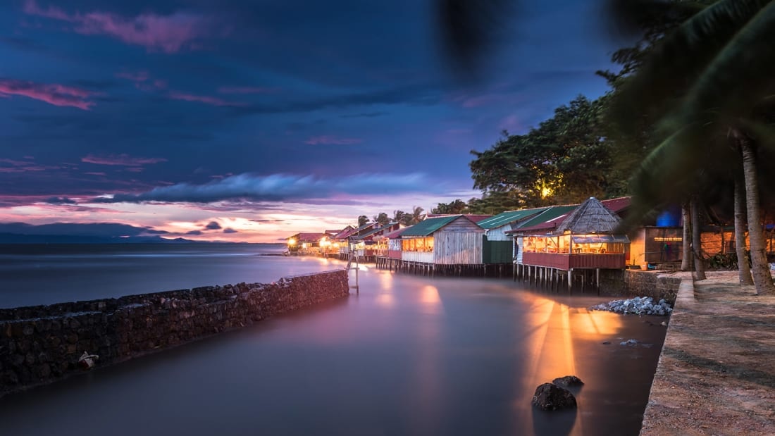 Thời gian gần đây, Kampot, gần Biển Hồ là sự lựa chọn của nhiều du khách khi đến Campuchia. Nổi tiếng với cảnh sông, trang trại hồ tiêu..., thị trấn ven biển thanh bình này là một trong những thị trấn nhỏ xinh đẹp nhất châu Á nhờ các cửa tiệm, nhà hàng xây từ thời thuộc địa Pháp đầy màu sắc. Đường phố thân thiện với người đi bộ, nhiều hoạt động ngoài trời thú vị dành cho du khách.