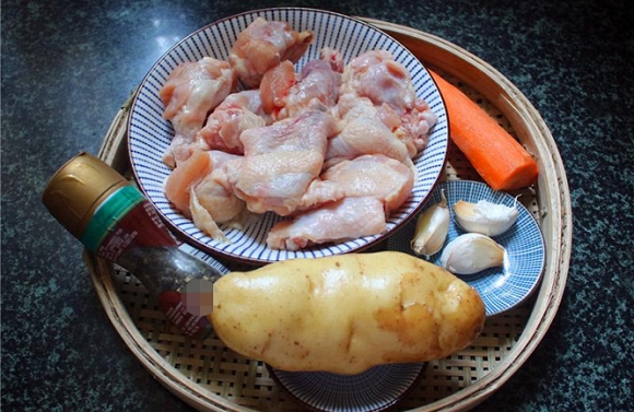 2.Gà hầm khoai tây, cà rốt Thực đơn hấp dẫn cho người giảm cân