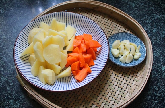 2.Gà hầm khoai tây, cà rốt Thực đơn hấp dẫn cho người giảm cân2