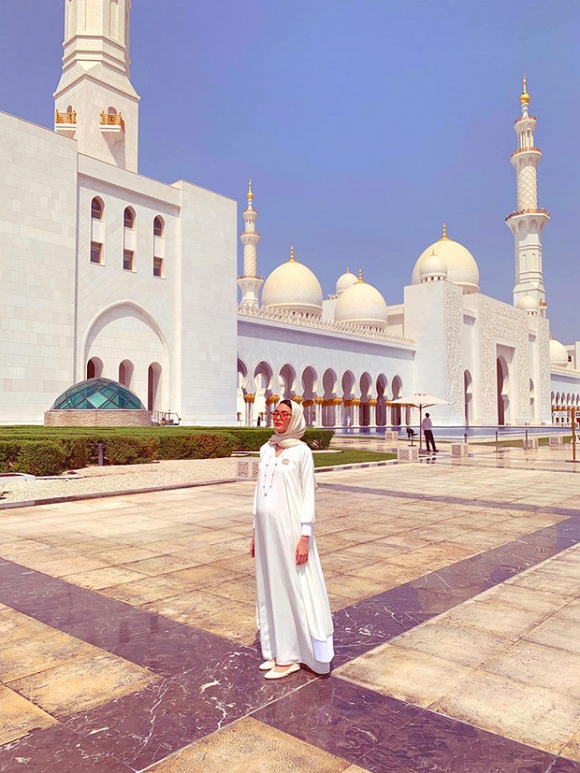 Người đẹp đã lộ bụng bầu khá to trong trang phục truyền thống của Dubai