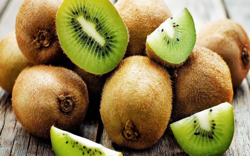 Kiwi rất giàu vitamin C hỗ trợ sản xuất melanin, ngăn ngừa sắc tố, giữ cho làn da sáng và giúp loại bỏ các đốm đen trên da như tàn nhang, nám.