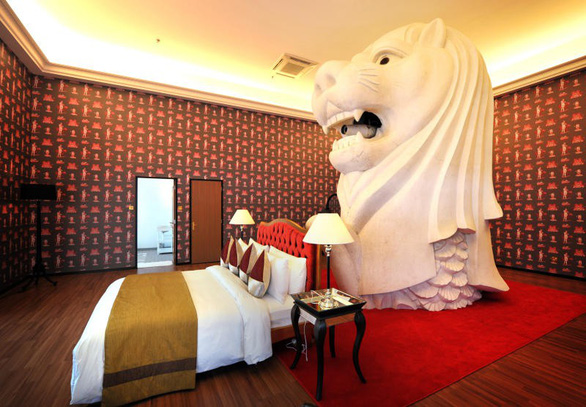 Phòng ngủ hạng sang được trang trí với tượng Merlion - Ảnh: STRAITS TIMES