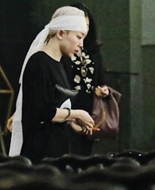 Cuối năm 2018, Tóc Tiên ở bên Hoàng Touliver khi mẹ anh đột ngột qua đời. Nữ ca sĩ xuất hiện trong tang lễ của mẹ bạn trai trong trang phục đen, đầu đeo khăn trắng.
