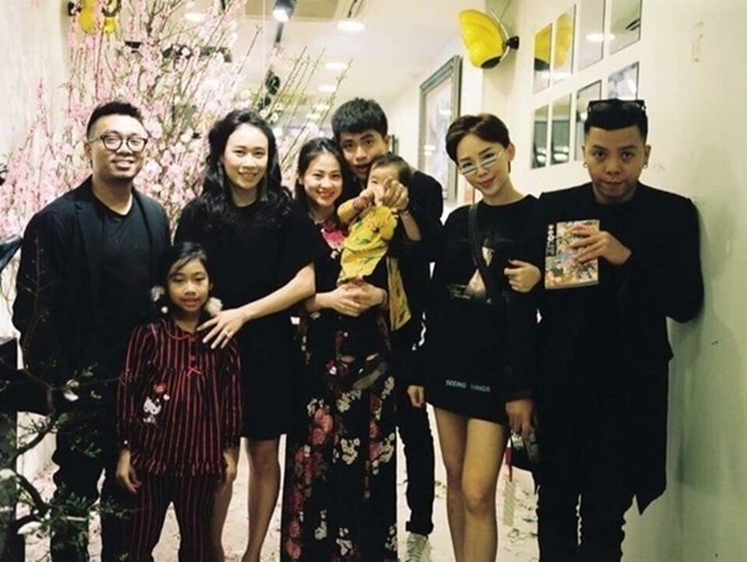 Dịp Tết năm 2018, Tóc Tiên bất ngờ xuất hiện trong bức ảnh của gia đình Hoàng Touliver. Cô dành thời gian đón Tết cùng bạn trai ở Hà Nội, gặp gỡ những người bạn chung của cả hai.