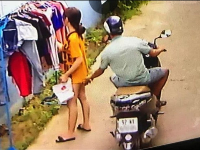 Hành động người đàn ông sàm sỡ cô gái khi cô này đang phơi đồ, được camera ghi lại ẢNH: CẮT TỪ CLIP
