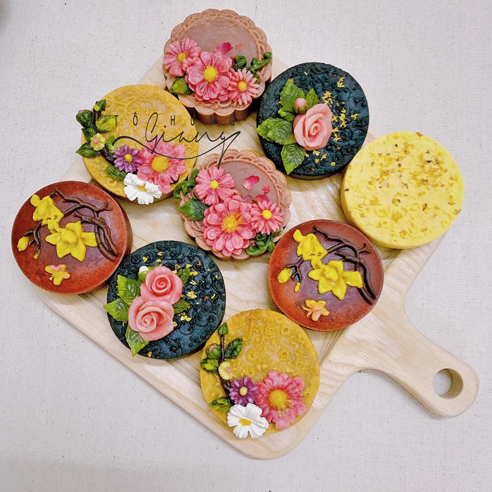 Những bông hoa xinh xắn được gắn một cách khéo léo tạo lên những chiếc bánh nướng độc đáo đầy màu sắc.