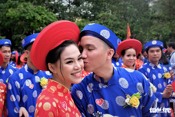 Cô dâu Tôn Nữ Hồng Hạnh (29 tuổi) và chú rể Bùi Duy Văn (28 tuổi) trao nhau nụ hôn ngọt ngào - Ảnh: VŨ THỦY