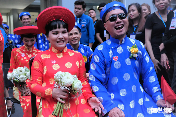 Cô dâu Trần Thị Sang (33 tuổi) và chú rể Lê Chơn Duy (33 tuổi) - đôi uyên ương khiếm thị hút ống kính nhất đám cưới vì lúc nào cũng cười rất tươi - Ảnh: VŨ THỦY