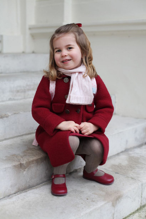 Công chúa Charlotte được mẹ Kate chụp ảnh trước thềm Điện Kensington trong ngày đầu đi mẫu giáo tại London.