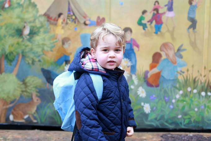 Anh trai của Charlotte, Hoàng tử George, cũng tự đeo balô trong ngày đầu đi nhà trẻ ở Norfolk.