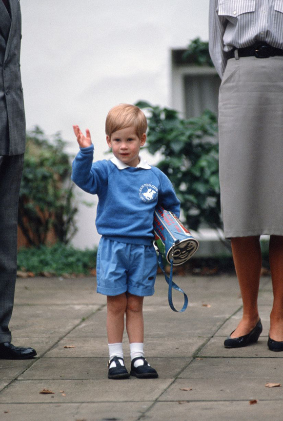 Vào ngày đầu đi học mầm non, Hoàng tử Harry được khen ngợi vì vẫy tay 'đúng chuẩn'.