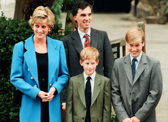 Hoàng tử Harry được mặc vest giống anh trai William trong ngày đầu đến học ở trường Eton.