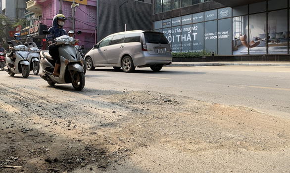 Đường phố ở Hà Nội bụi bẩn do bị đào bới liên miên - Ảnh: XUÂN LONG