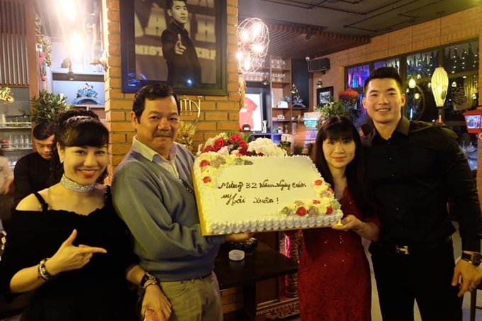 Thu Huyền cũng được bố mẹ chồng ủng hộ chuyện tình cảm. Cô cùng Trương Nam Thành tổ chức buổi tiệc sinh nhật cho bố chồng hồi tháng 4/2019.