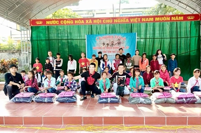 Đôi vợ chồng còn thường tham gia các hoạt động thiện nguyện. Cuối năm 2018, họ cùng bạn bè thân thiết tổ chức chuyến từ thiện giúp đỡ trẻ em có hoàn cảnh khó khăn tại Hà Giang.