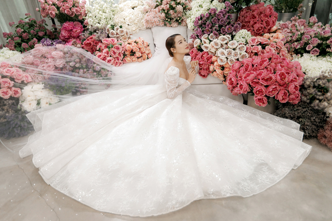 Bộ ảnh được thực hiện với sự hỗ trợ của trang phục: Chung Thanh Phong Bridal; nhiếp ảnh, trang điểm: Tee Le Studio; làm tóc: Chung Hung Thanh; người mẫu: Nhã Phương.