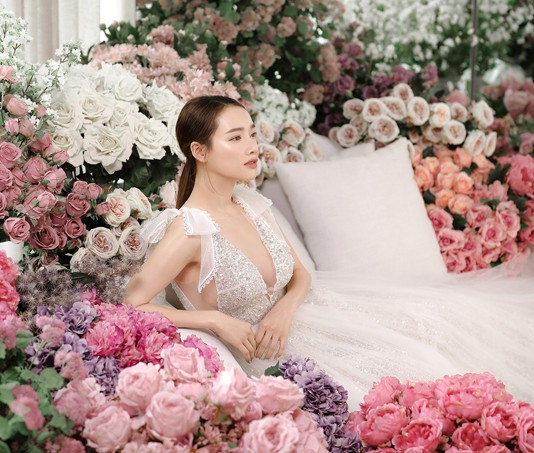 Nhã Phương khoe sắc khi diện váy cưới