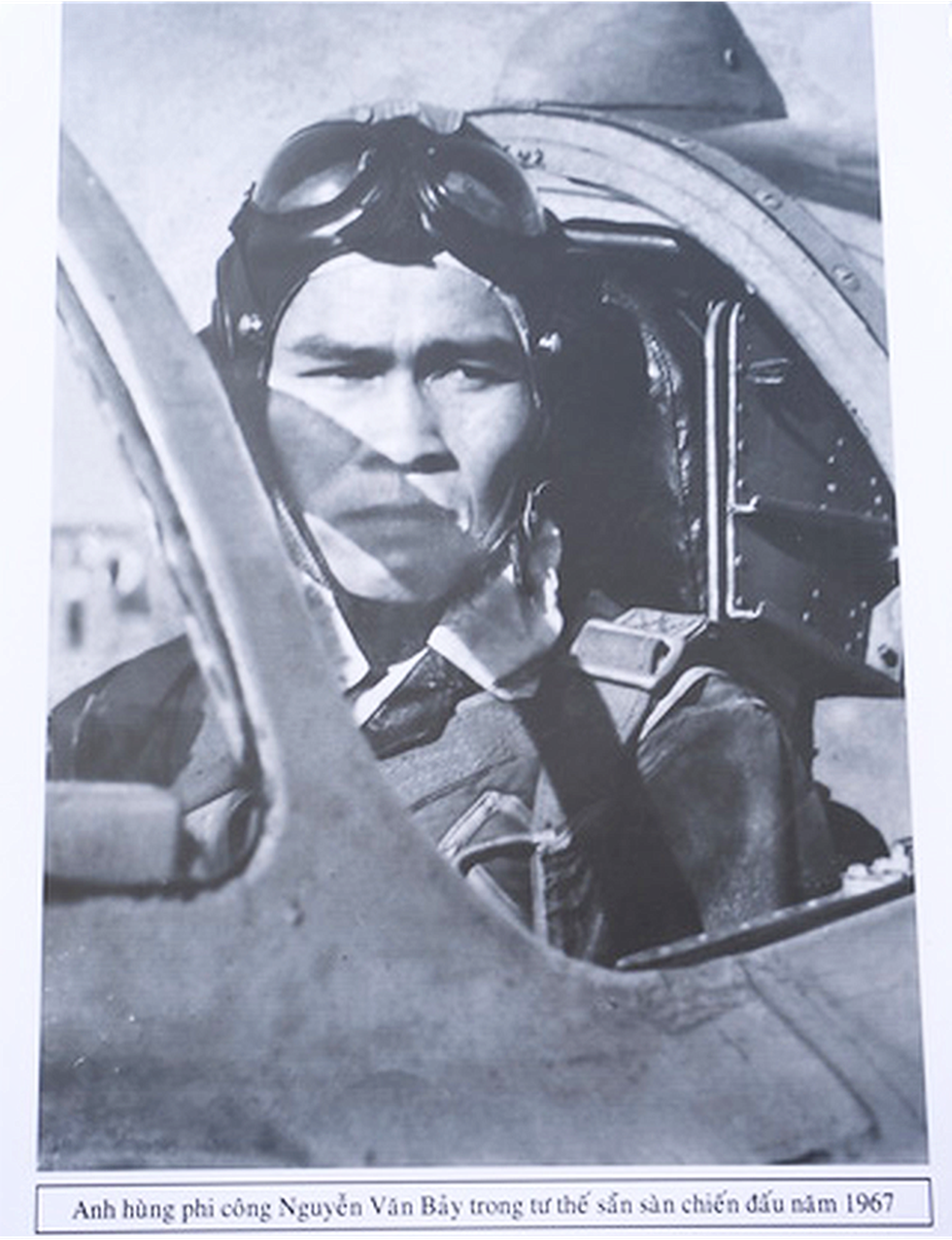 Anh hùng Nguyễn Văn Bảy trong tư thế sẵn sàng chiến đấu năm 1967 - Ảnh: TỰ TRUNG chụp lại