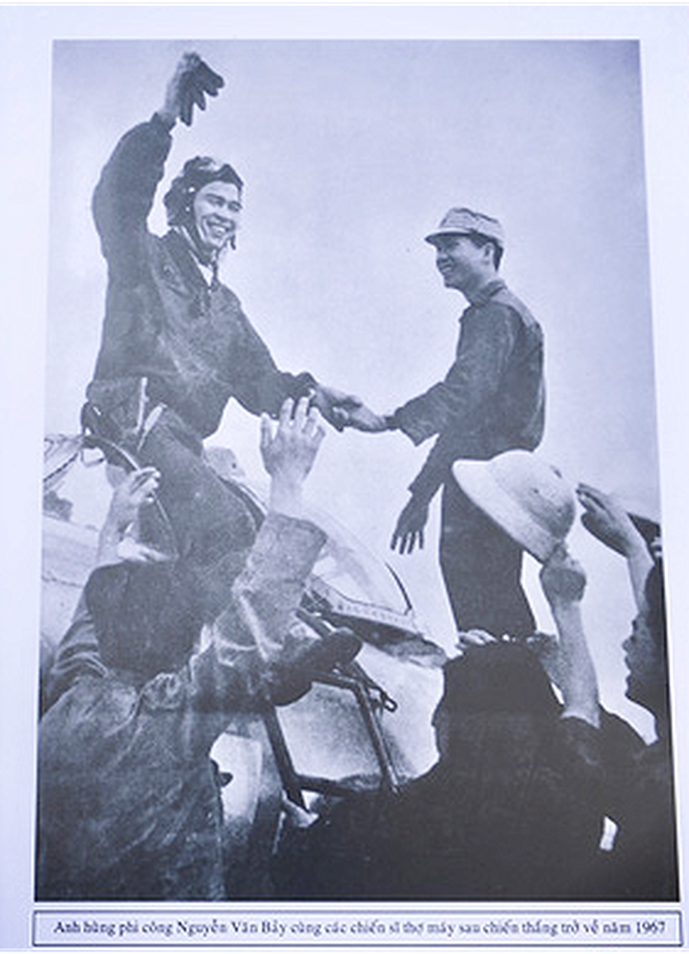Anh hùng phi công Nguyễn Văn Bảy cùng các chiến sĩ thợ máy giây phút sau chiến thắng trở về, năm 1967 - Ảnh: TỰ TRUNG chụp lại