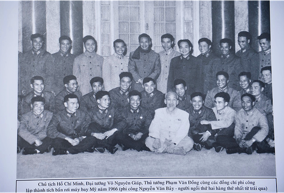 Anh hùng Nguyễn Văn Bảy cùng các phi công lập thành tích bắn rơi máy bay Mỹ năm 1966 chụp ảnh với Chủ tịch Hồ Chí Minh, Đại tướng Võ Nguyên Giáp, Thủ tướng Phạm Văn Đồng - Ảnh: TỰ TRUNG chụp lại