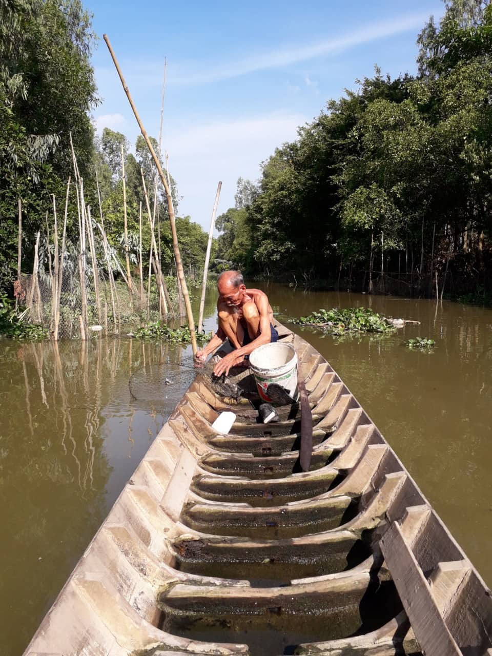Anh hùng Nguyễn Văn Bảy trong một lần đi bắt cá - Ảnh: NGUYỄN HỮU HIÊN
